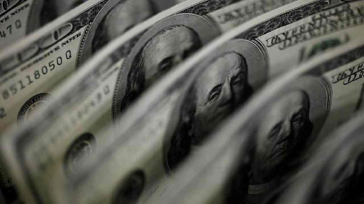Dollar Makes Steady Climb on Safety Bids, Fed Taper Advice
