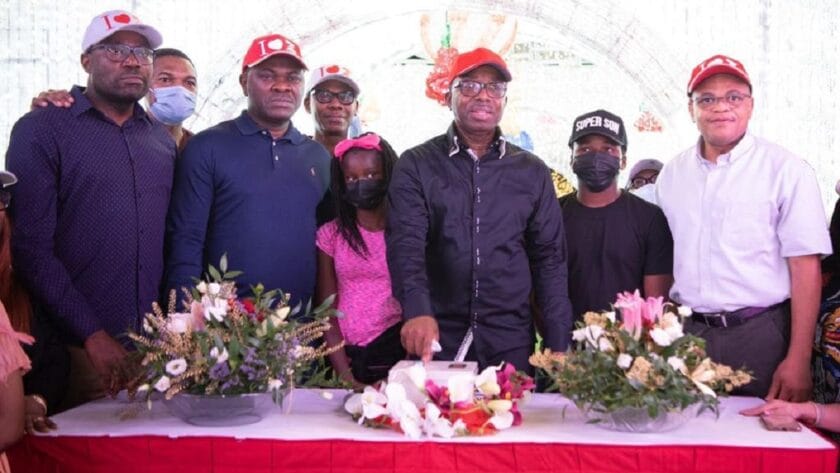 Yuletide Season: Zenith Bank Lights Up Ajose Adeogun Yuletide Season: Zenith Bank Lights Up Ajose Adeogun