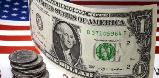 Dollar Falls Ahead of GDP, Consumer Confidence Data