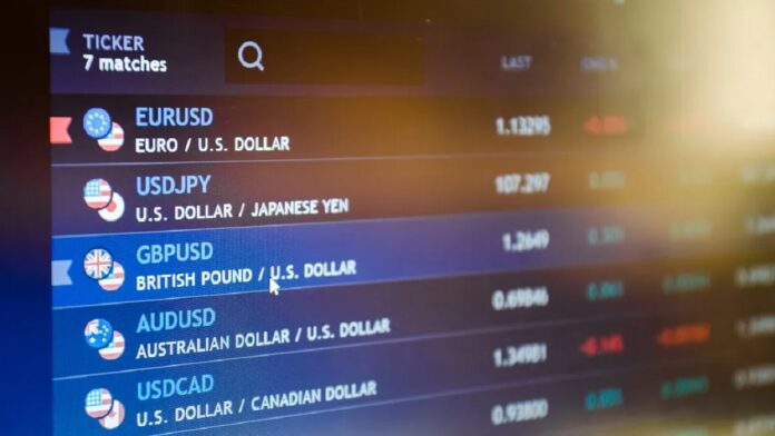 Dollar Sinks Further as Markets Anticipate Fed’s Rate Hike