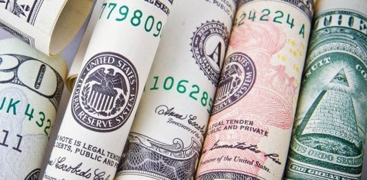 US Dollar Falls Ahead of Final GDP Data