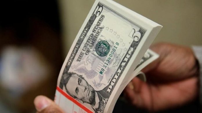 Dollar Plunges as Markets Focus on Debt Ceiling Talks