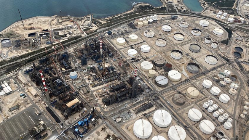 Oil Prices Fall over Surprise Build in US Inventories