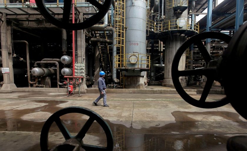 Oil Slumps Over Decline In China’s Refining Activity