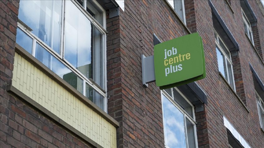 UK Unemployment Rate Falls to 4%, Total Pay Rises