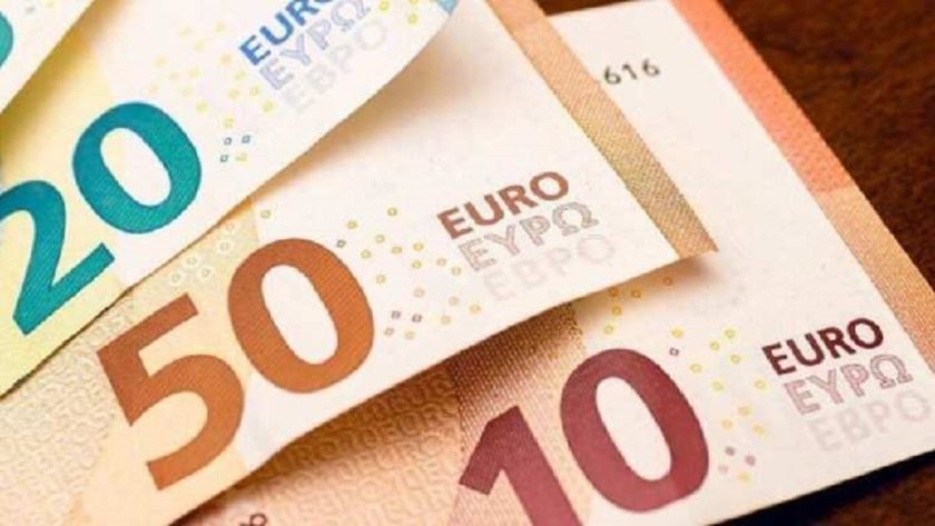 Forex: Euro Extends Decline, Sterling Pares Gains