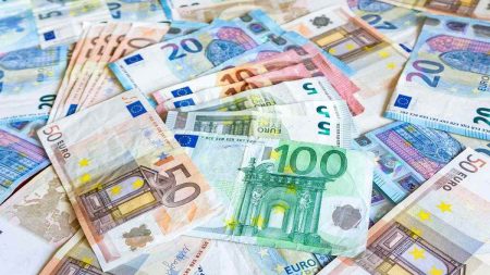 Euro Hovers at $1.17 Ahead of ECB Meeting
