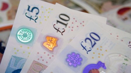 British Pound Falls as UK Faces Fiscal Challenges