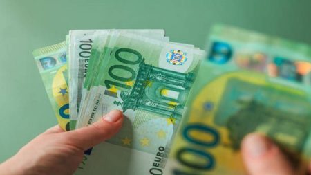 Euro Hovers at $1.16 as France Drags Eurozone PMI
