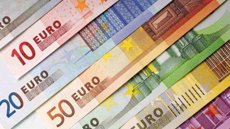 Euro Slides as Markets React to France Political Deadlock