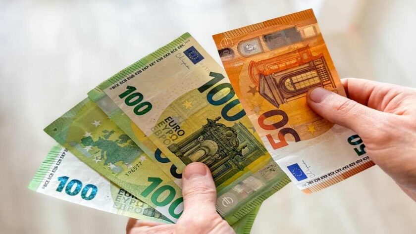 EURUSD Slips to $1.15 as Investors Weigh PMI Data