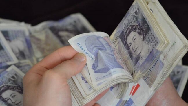 Sterling Hovers At $1.36 As Boe’s Mann Says Brexit Drags Uk