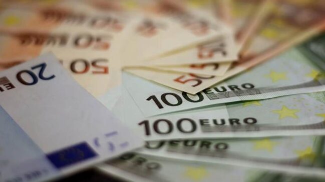 Euro Rises As Markets Price Ecb Rate Cut